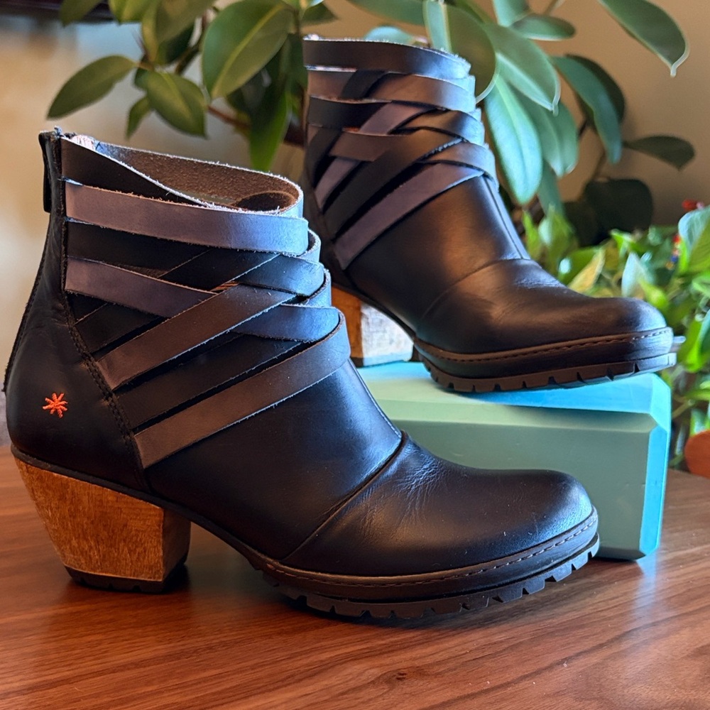 The Art Company Very Dark Blue  / Black Leather Ankle Boots